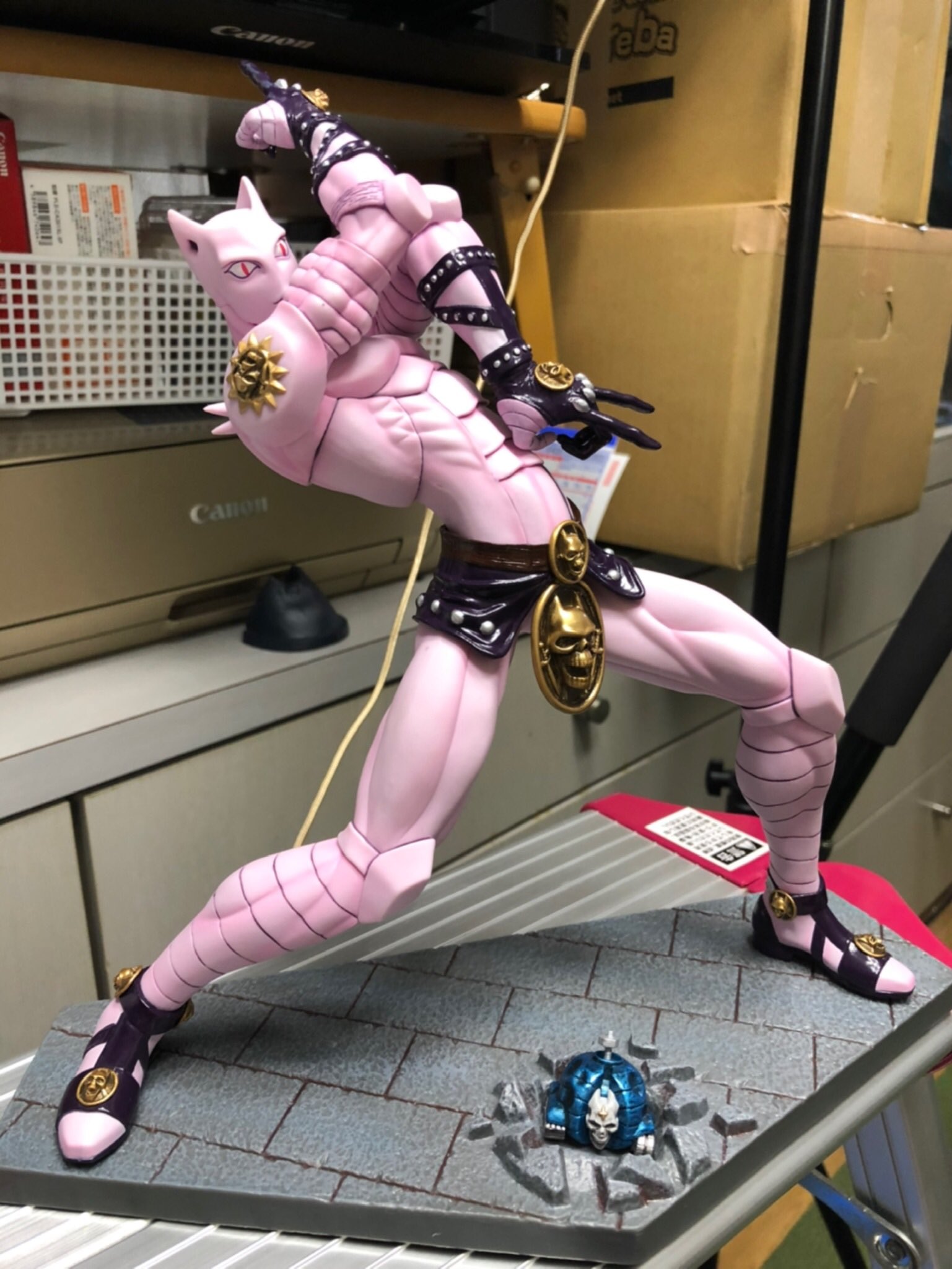 Maマン フィギュア筆塗りペインター 次塗るフィギュアを考え中 以前 筆で塗ったキラークイーンみたいな 個性強めのテイストもまたやりたい めちゃくちゃ楽しい塗り方だけど 時間はめっちゃかかる まさに沼 ジョジョ キラークイーン