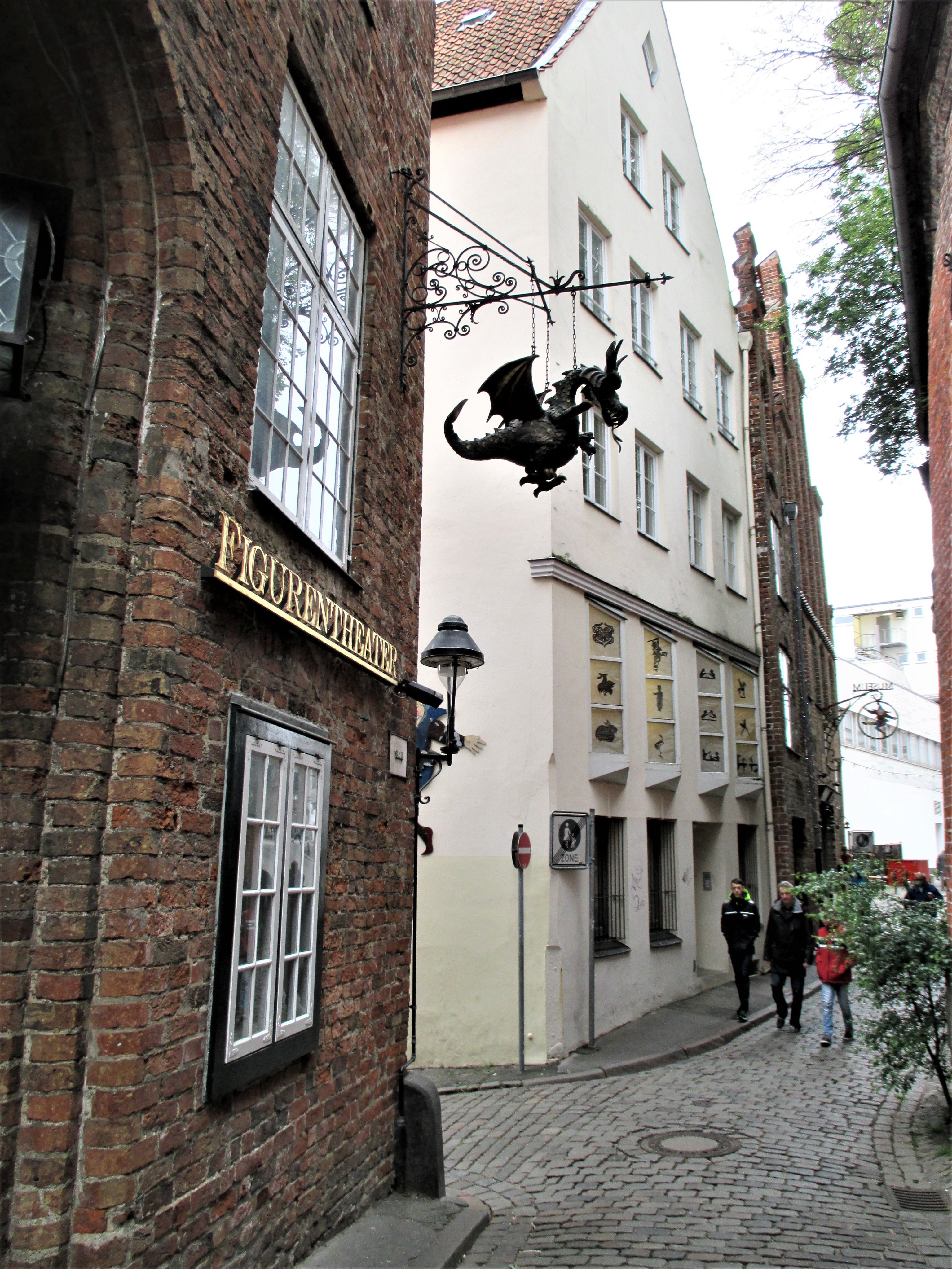 ユーラシア旅行社 公式 世界旅情報 6月2日は 語呂から 路地の日 海外で ちょっと横道にそれ路地 に入り込むとワクワクしますね そこに住む人の生活感 路地裏での遭遇や発見 皆様の旅行中に思い出に残った路地裏はどこですか 写真 ドイツ