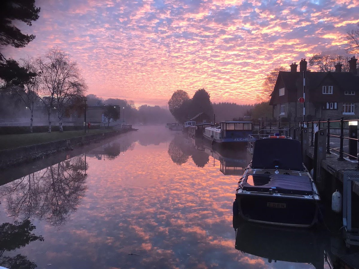 EnvAgencySE's tweet photo. The sun is out and restrictions are lifting. Why not enjoy a fabulous bank holiday exploring our South East waterways? If youβre heading towards one of our locks or weirs though (always popular in the sunshine), please stay safe and keep your distance #Covid19 #AllingtonLock https://t.co/7elktKg4JP