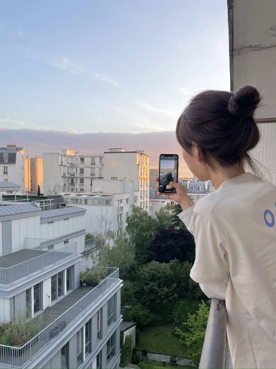 nul___2's tweet photo. 밤 아홉시 반의 하늘이 이렇게 밝다🌥 https://t.co/5R8qrsF332