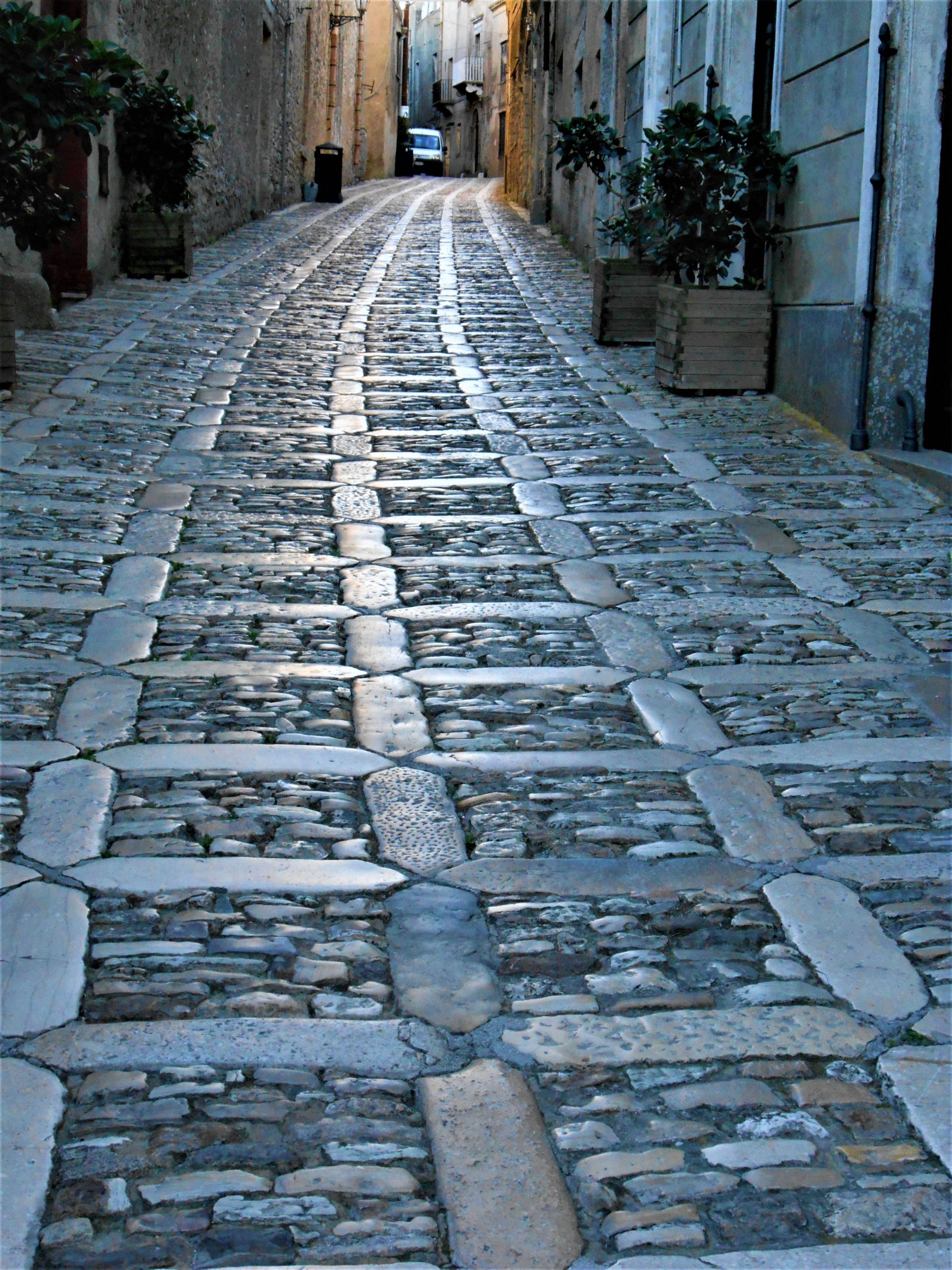 ユーラシア旅行社 公式 世界旅情報 6月2日は 語呂から 路地の日 海外で ちょっと横道にそれ路地 に入り込むとワクワクしますね そこに住む人の生活感 路地裏での遭遇や発見 皆様の旅行中に思い出に残った路地裏はどこですか 写真 ドイツ