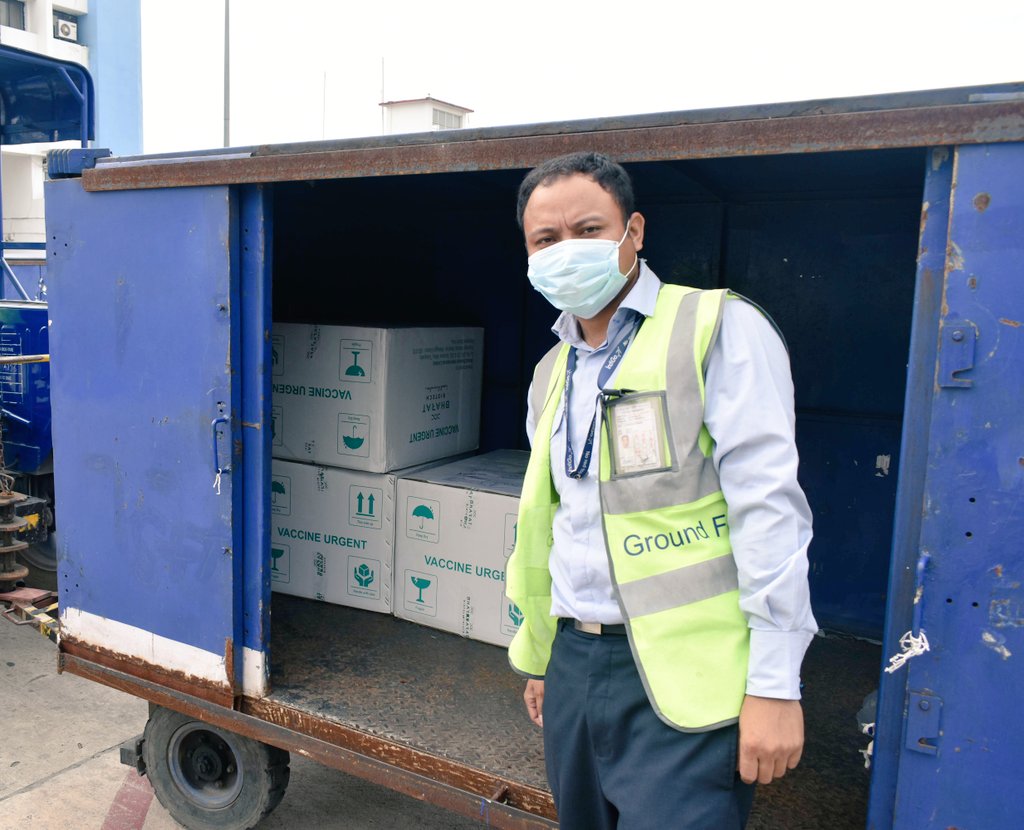 GuwahatiAirport's tweet photo. Two consignments having 8 boxes of #COVID19 vaccines arrived today at Guwahati Airport.
Our team ensure complete safety while delivering vaccines to State Health Dept.
 #CoronaHaregaHamJeetenge
#VaccinesSaveLives https://t.co/rIiyjgko0b
