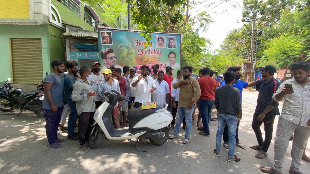 Praveen05778923's tweet photo. On occasion of manoj babu birthday.. Fans served 500 food packets to relatives of covid patients @ SVIMS COVID HOSPITAL, TIRUPATHI...

#ManojManchu #ManchuManoj @HeroManoj1 https://t.co/8SWnTzSk4h