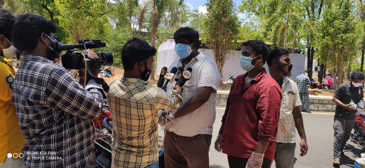 Praveen05778923's tweet photo. On occasion of manoj babu birthday.. Fans served 500 food packets to relatives of covid patients @ SVIMS COVID HOSPITAL, TIRUPATHI...

#ManojManchu #ManchuManoj @HeroManoj1 https://t.co/8SWnTzSk4h