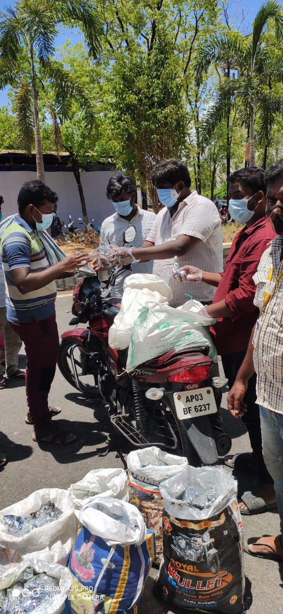 Praveen05778923's tweet photo. On occasion of manoj babu birthday.. Fans served 500 food packets to relatives of covid patients @ SVIMS COVID HOSPITAL, TIRUPATHI...

#ManojManchu #ManchuManoj @HeroManoj1 https://t.co/8SWnTzSk4h
