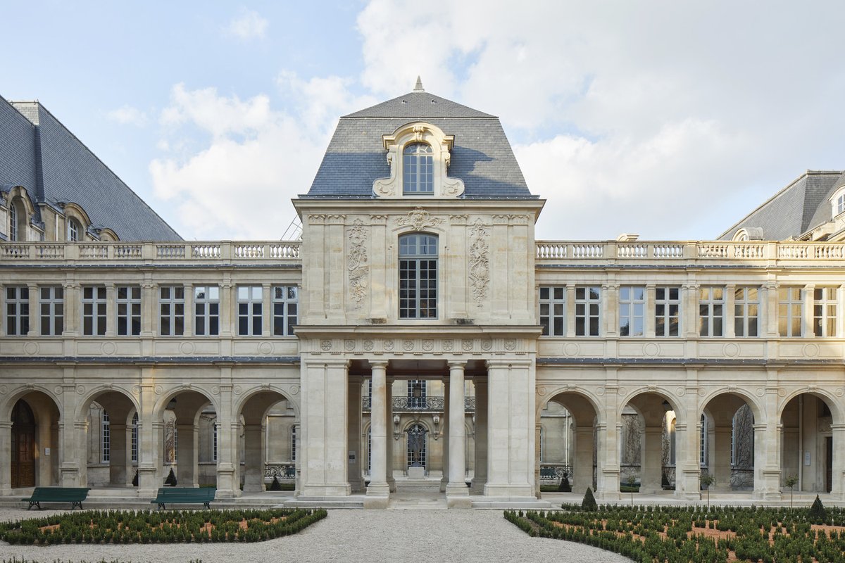 After an extensive renovation period, the @museecarnavalet, reopens to the public on Saturday 29 May 2021. Snøhetta has added a touch of novelty to the space through contemporary staircases, new furniture pieces in the reception area and graphic design. fal.cn/3fH1o