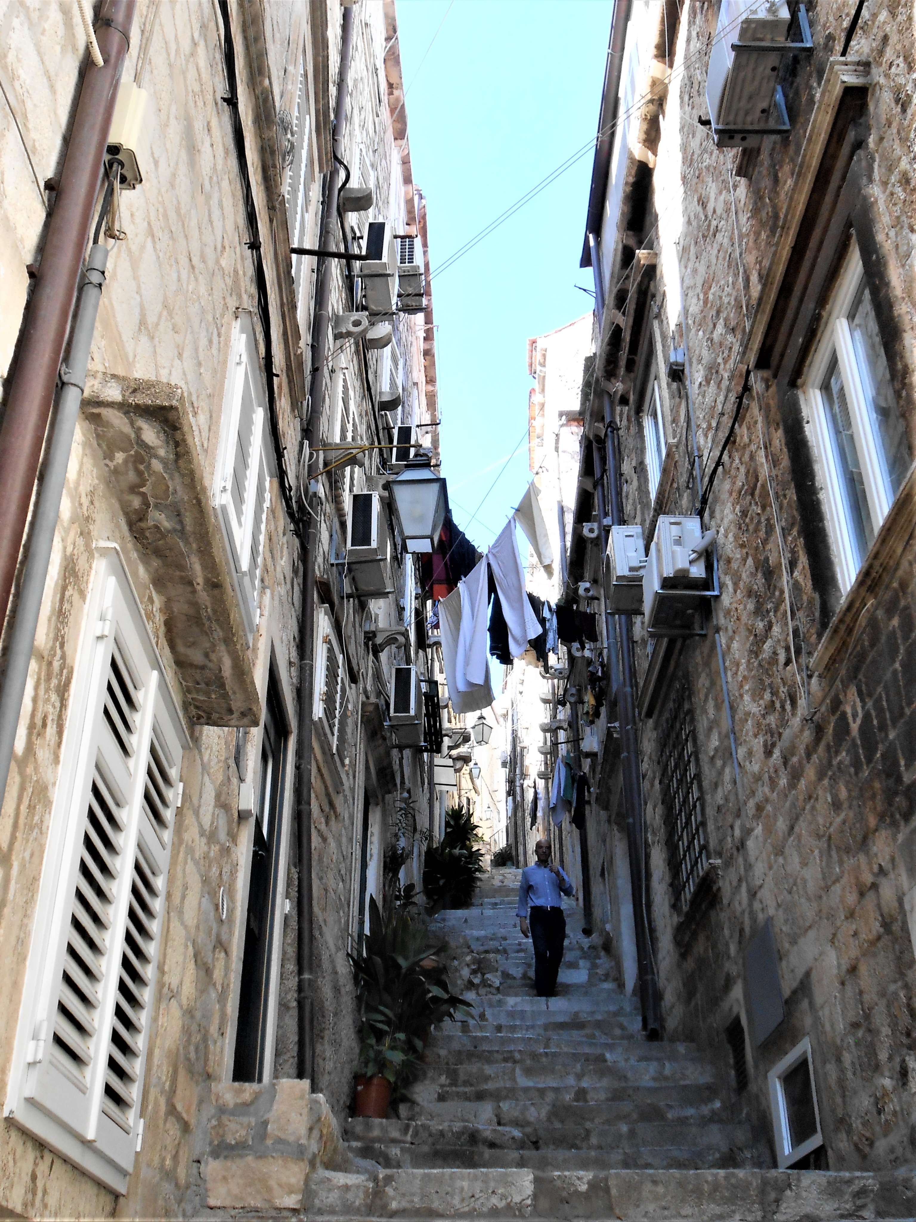 ユーラシア旅行社 公式 世界旅情報 6月2日は 語呂から 路地の日 海外で ちょっと横道にそれ路地 に入り込むとワクワクしますね そこに住む人の生活感 路地裏での遭遇や発見 皆様の旅行中に思い出に残った路地裏はどこですか 写真 ドイツ