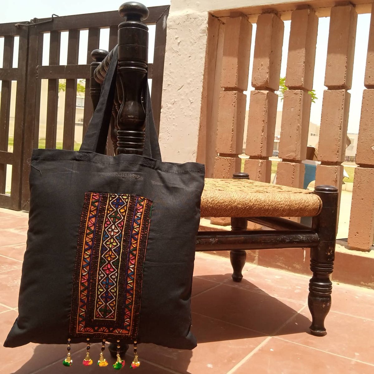 sarahatherkhan's tweet photo. For the love of our local handicrafts ... 
Simple yet eye catchy cotton tote bags adding statement to your day to day style ... 

Each 500/- only ... Buy both and get them delivered free.... 
#Totebags #handmadewithlove #handicrafts #ColorWash #sustainablelifestyle https://t.co/zg0yo1cYGv