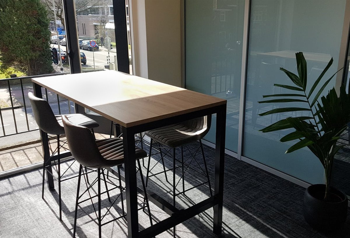 MultiRatio's tweet photo. Bij Plato in Nijmegen hebben we elektrische MRC PRO-L zit-sta bureaus geplaatst met bijpassende MRC PRO High bureaustoelen, een stoere Multiratio KVD bartafel met bijpassende barkruk Dimas en een mooie tonvormige Bridge vergadertafel met de Colon-kantine/vergaderstoel.

#kantoor https://t.co/VEgOPRGkbs