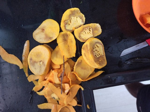 RegaliaHr's tweet photo. @StarQuik paid Rs.899/- for 2 dozens of mangos under Order No##2000018955 dt 27th May. Checked 6 Mangos and all were rotten inside. No response from customer care. https://t.co/7YdBUEMMli
