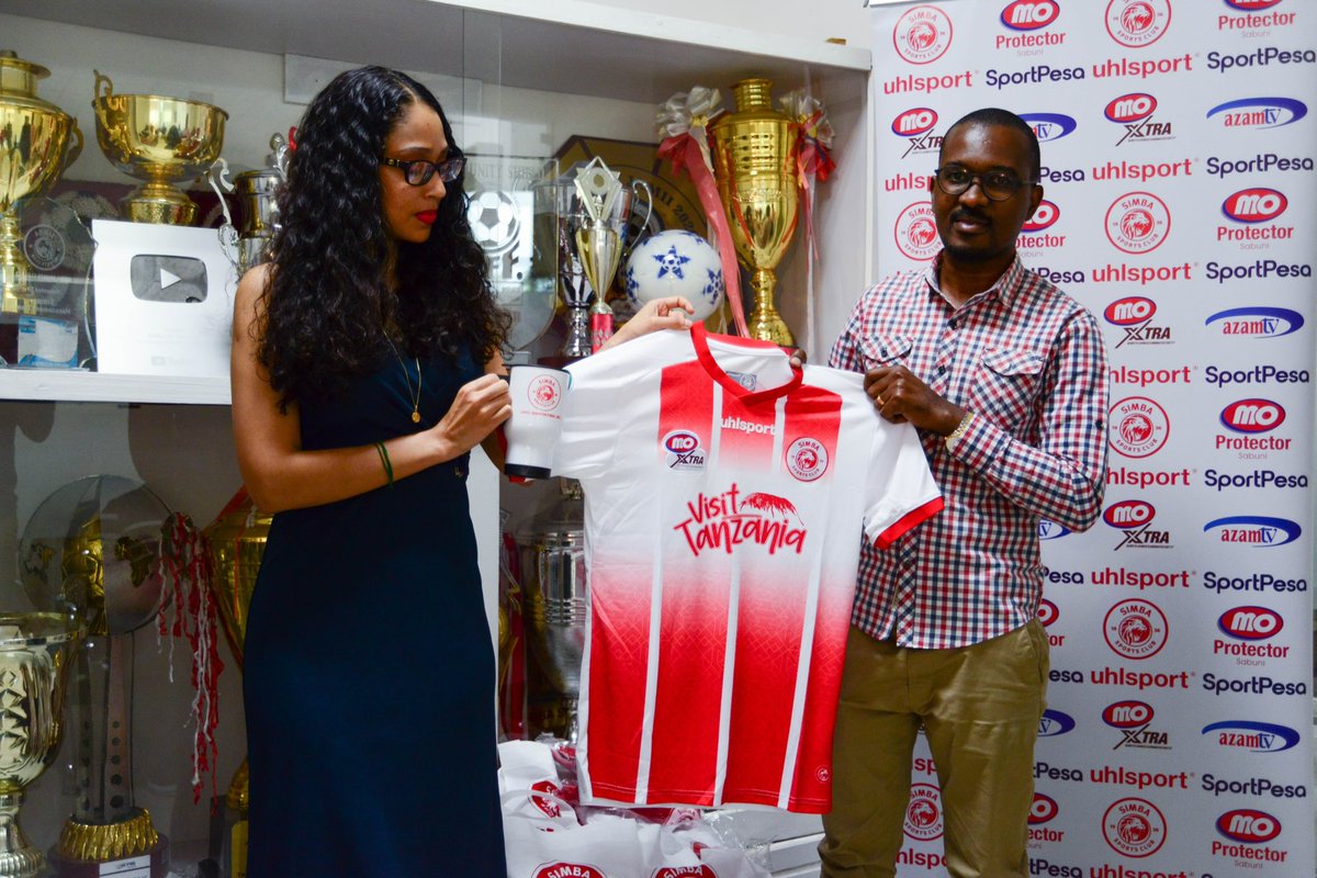 SimbaSCTanzania's tweet photo. Tumekabidhi zana za kazi kwa timu yetu ya mashabiki @SimbaTOTFans ambazo watatumia kesho kwenye #TOTBonanza watakapowakabili mashabiki wa mtani Yanga SC.

Hatuna shughuli ndogo 💪 #NguvuMoja https://t.co/WS52cqlP2s