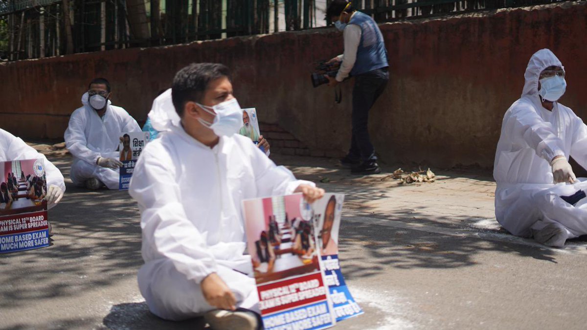 NidhiTanejaa's tweet photo. NSUI holds protest against Class 12 board exams outside Education Ministry. @Neerajkundan says the “only solution to save students’ academic year is to promote them by internal assessments rather than wasting more time on discussing the examinations.”
#CancelExamsSaveLives https://t.co/RitJcdD3t1