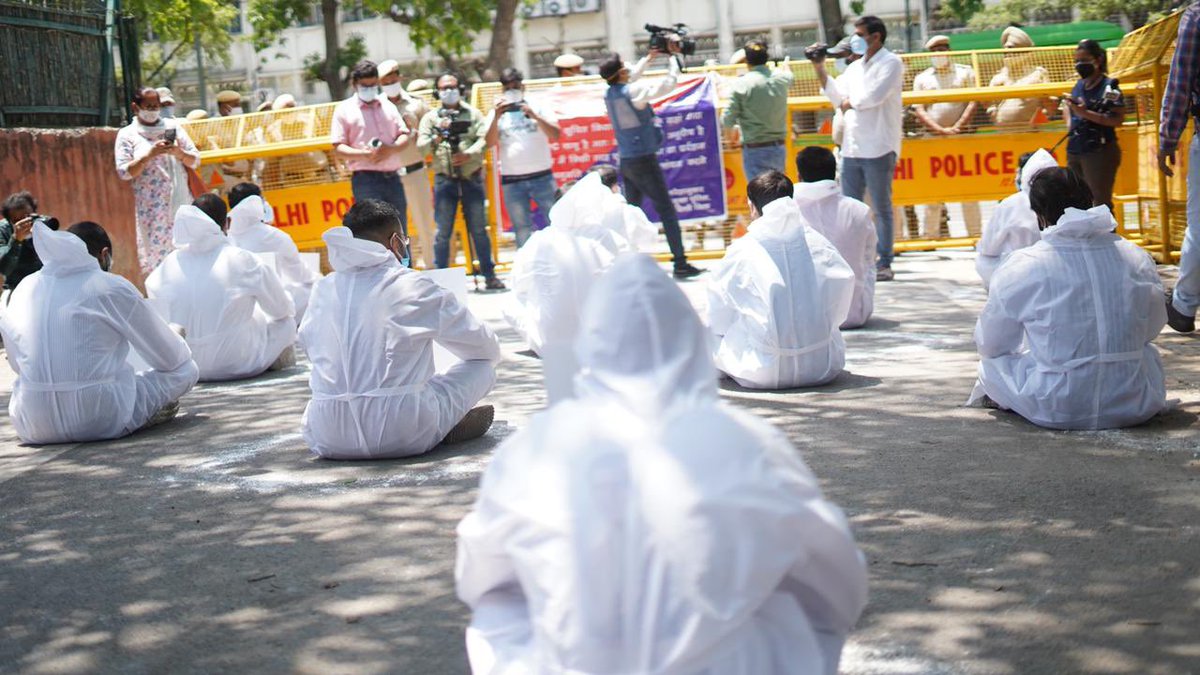NidhiTanejaa's tweet photo. NSUI holds protest against Class 12 board exams outside Education Ministry. @Neerajkundan says the “only solution to save students’ academic year is to promote them by internal assessments rather than wasting more time on discussing the examinations.”
#CancelExamsSaveLives https://t.co/RitJcdD3t1