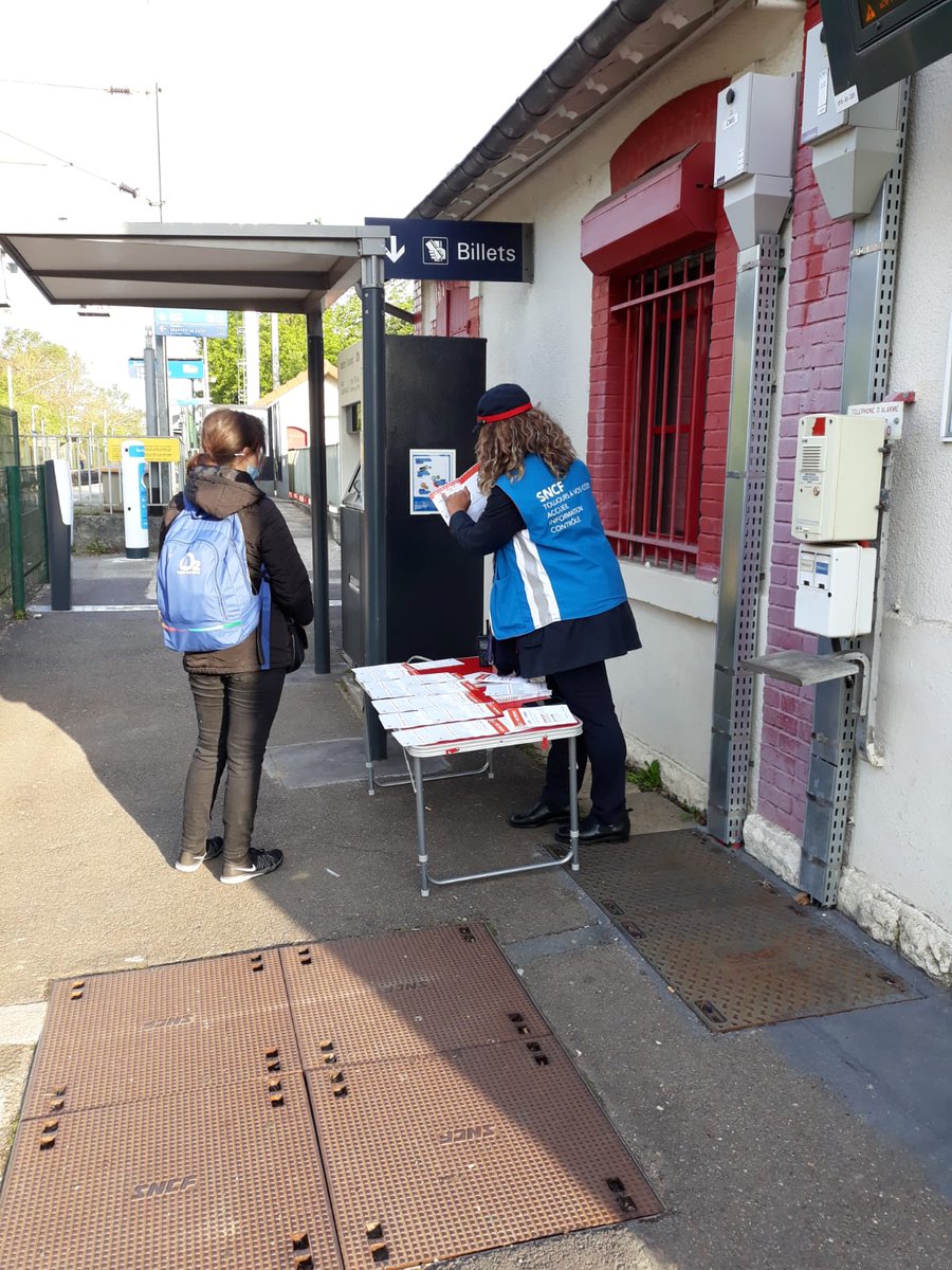 CMeulan's tweet photo. Bonjour ce matin en gare de #issou nous étions présents pour parler des travaux du mois de juin à venir. https://t.co/YI1Pnqg5Yz