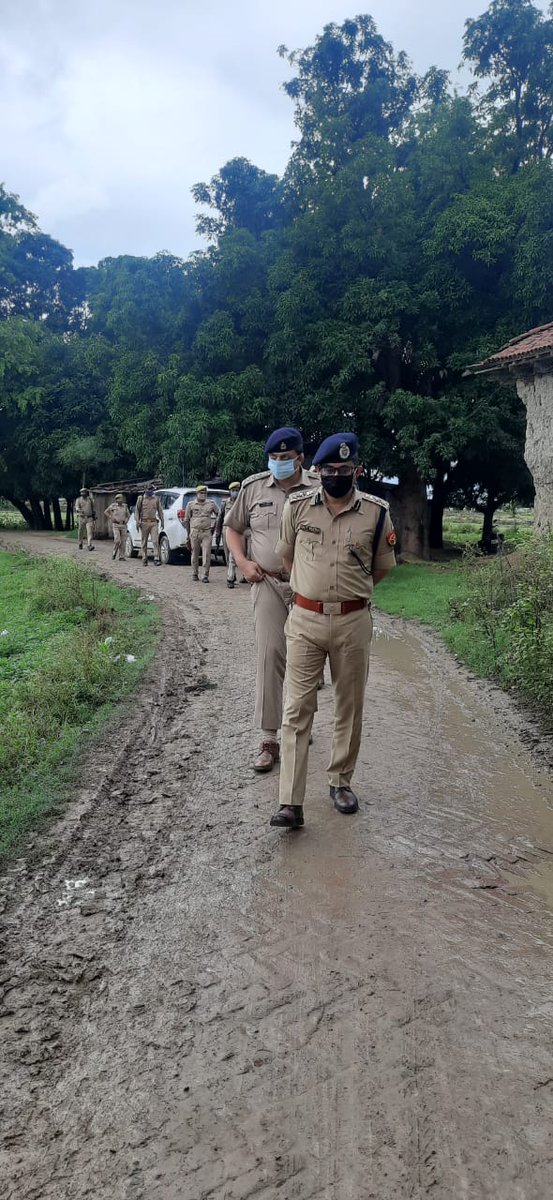 DcpGomti's tweet photo. अपहृता कामिनी उपाध्याय के सम्बन्ध में पुलिस अधीक्षक वाराणसी(ग्रामीण) महोदय द्वारा मौके पर पहुँच कर घटनास्थल निरीक्षण कर परिजनों से पूछताछ किया गया। अपहृता की तलाश की जा रही है। @Uppolice @adgzonevaranasi @IgRangeVaranasi https://t.co/L7IBeMpDBQ