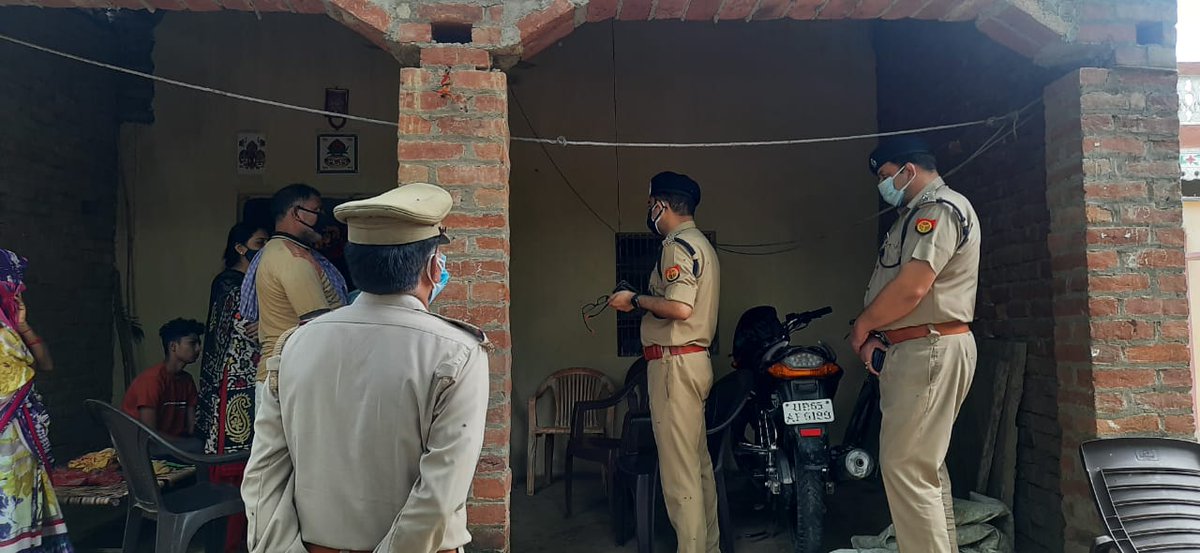 DcpGomti's tweet photo. अपहृता कामिनी उपाध्याय के सम्बन्ध में पुलिस अधीक्षक वाराणसी(ग्रामीण) महोदय द्वारा मौके पर पहुँच कर घटनास्थल निरीक्षण कर परिजनों से पूछताछ किया गया। अपहृता की तलाश की जा रही है। @Uppolice @adgzonevaranasi @IgRangeVaranasi https://t.co/L7IBeMpDBQ