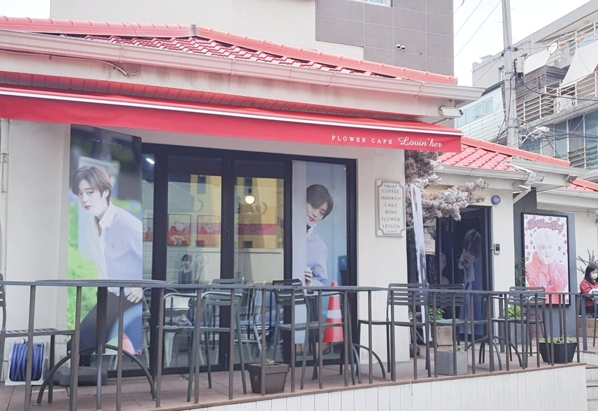 Apricot__pink's tweet photo. 지훈이 생일 카페❤
첫 투어는 
후니네집(@Hoonee_home)
골목을 돌자마자 지훈이 발견!❤
지훈이가 빼꼼 마중나와있는기분!
카페 러빈허도 넘 예쁘구 음료랑 쿠키류 넘 예뻐요!! 카페겸 미니전시회라 사진도 예쁘구👍항상 감사합니당!
컵홀더 외 굿즈들도 혜자

#박지훈 #Parkjihoon @Park_Jihoon_twt https://t.co/FXM4zyHhww