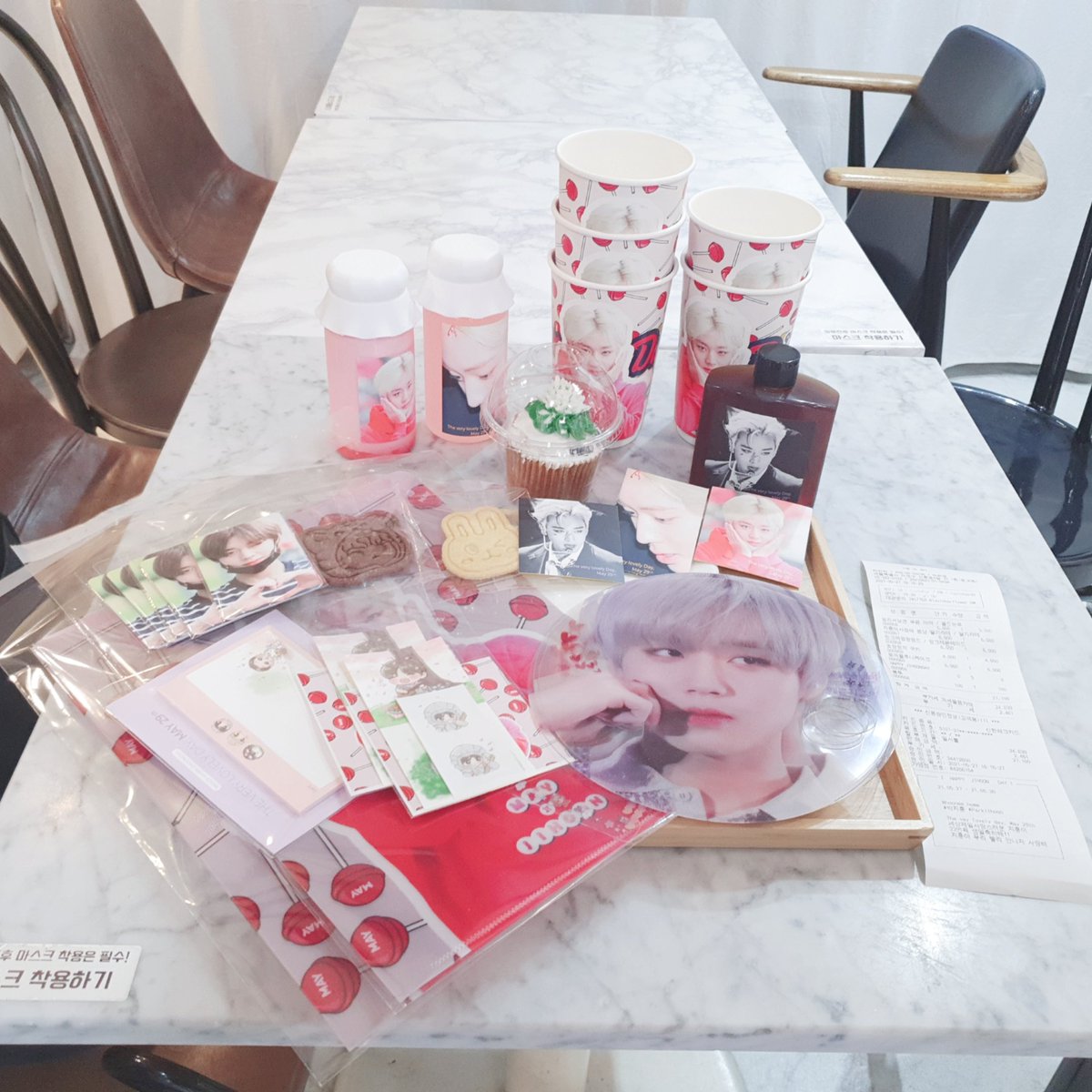 Apricot__pink's tweet photo. 지훈이 생일 카페❤
첫 투어는 
후니네집(@Hoonee_home)
골목을 돌자마자 지훈이 발견!❤
지훈이가 빼꼼 마중나와있는기분!
카페 러빈허도 넘 예쁘구 음료랑 쿠키류 넘 예뻐요!! 카페겸 미니전시회라 사진도 예쁘구👍항상 감사합니당!
컵홀더 외 굿즈들도 혜자

#박지훈 #Parkjihoon @Park_Jihoon_twt https://t.co/FXM4zyHhww