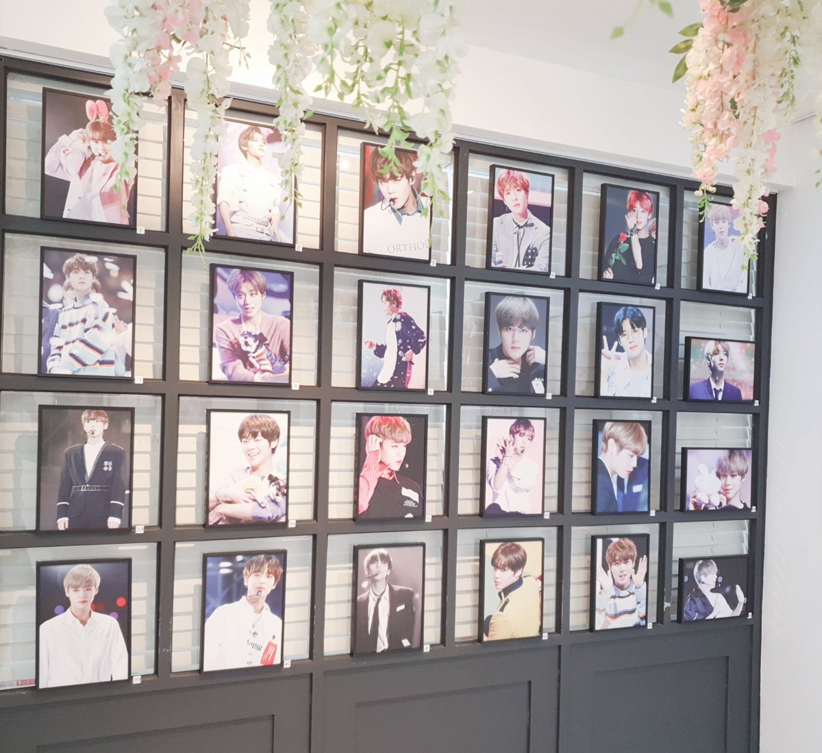 Apricot__pink's tweet photo. 지훈이 생일 카페❤
첫 투어는 
후니네집(@Hoonee_home)
골목을 돌자마자 지훈이 발견!❤
지훈이가 빼꼼 마중나와있는기분!
카페 러빈허도 넘 예쁘구 음료랑 쿠키류 넘 예뻐요!! 카페겸 미니전시회라 사진도 예쁘구👍항상 감사합니당!
컵홀더 외 굿즈들도 혜자

#박지훈 #Parkjihoon @Park_Jihoon_twt https://t.co/FXM4zyHhww