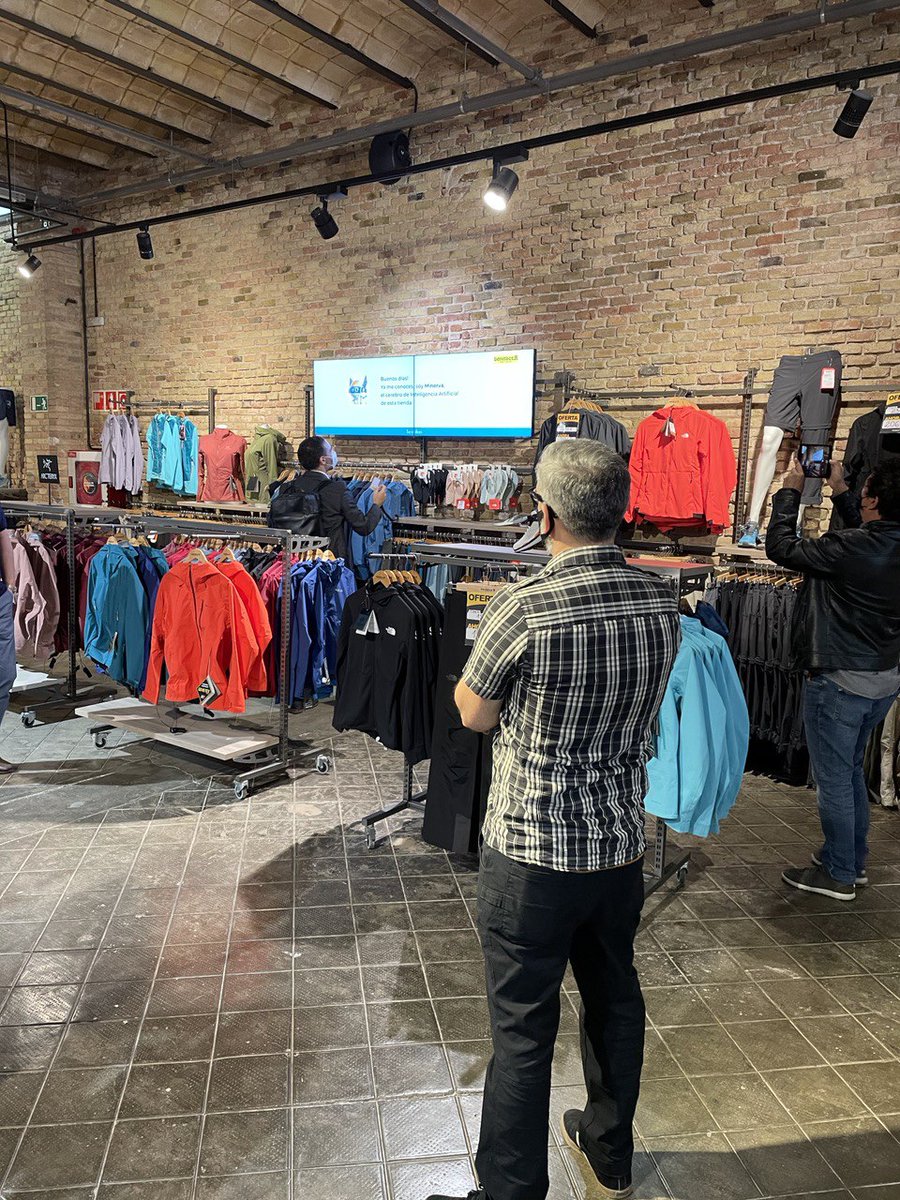 BCN_Comerc's tweet photo. 🛍️🖥️ Ahir, representants de diversos eixos comercials del #comerçBCN van conèixer de primera mà com funciona la prova pilot del #BCNRetailLab, impulsat per @bcn_ajuntament i @CTecno. 

🔗 La prova busca digitalitzar els comerços físics. Descobreix-ne més: https://t.co/de5ngEQVou https://t.co/MXehczml65