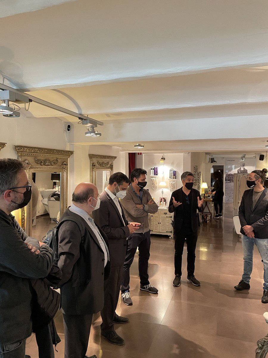 BCN_Comerc's tweet photo. 🛍️🖥️ Ahir, representants de diversos eixos comercials del #comerçBCN van conèixer de primera mà com funciona la prova pilot del #BCNRetailLab, impulsat per @bcn_ajuntament i @CTecno. 

🔗 La prova busca digitalitzar els comerços físics. Descobreix-ne més: https://t.co/de5ngEQVou https://t.co/MXehczml65