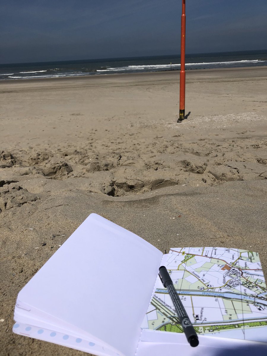 Visualnotes_'s tweet image. First outdoor session.
At the sea.
Solo walk/assignment for the group.
Everybody has a lovely handmade @EnvelopeBook
The weather is amazing
#fortunate #thankful #visualconsultancy #nature #reload