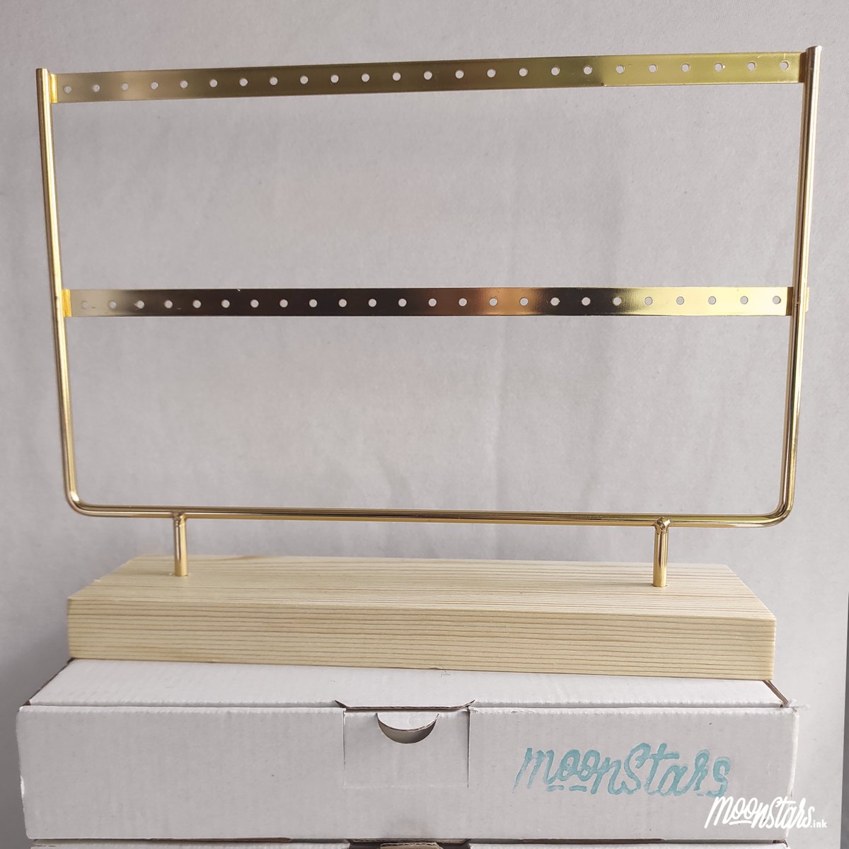 ¡Sorpresa, tenemos pendientero dorado en tienda! 😍
¿Habéis visto el video de como quedan expuestos?

Lo tenéis por 14€ en la web.
Esperamos que os guste ☀️ 

instagram.com/p/CPXjKdDDEeg/