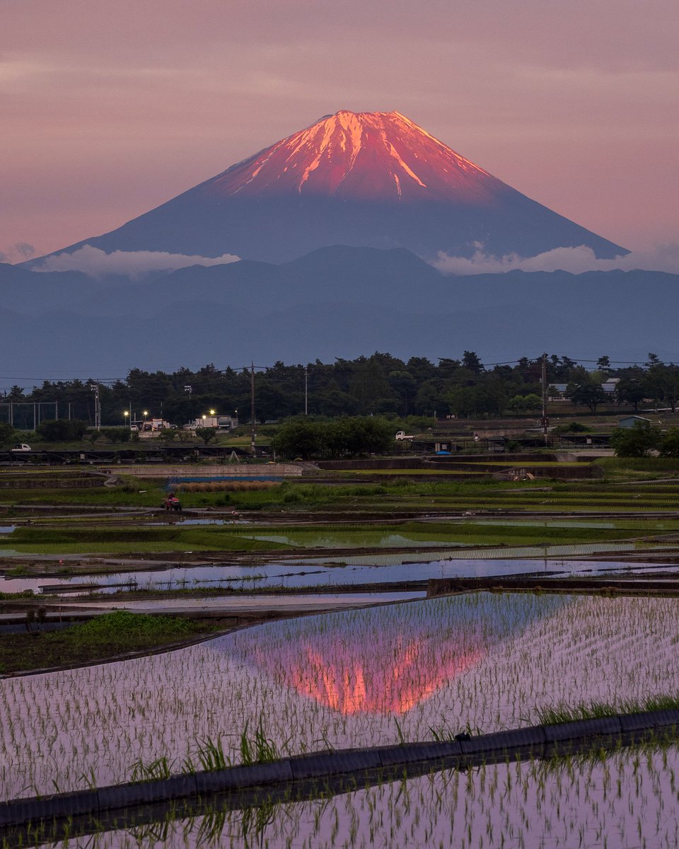 Kazuyuki Matsui 5 28 夕富士 夕照に燃える 強烈な西陽のスポットライトを浴びる富士山 素晴らしい 夕焼けと 赤 紅 富士 でした 韮崎市にて先程撮影 富士山 夕焼け Mtfuji