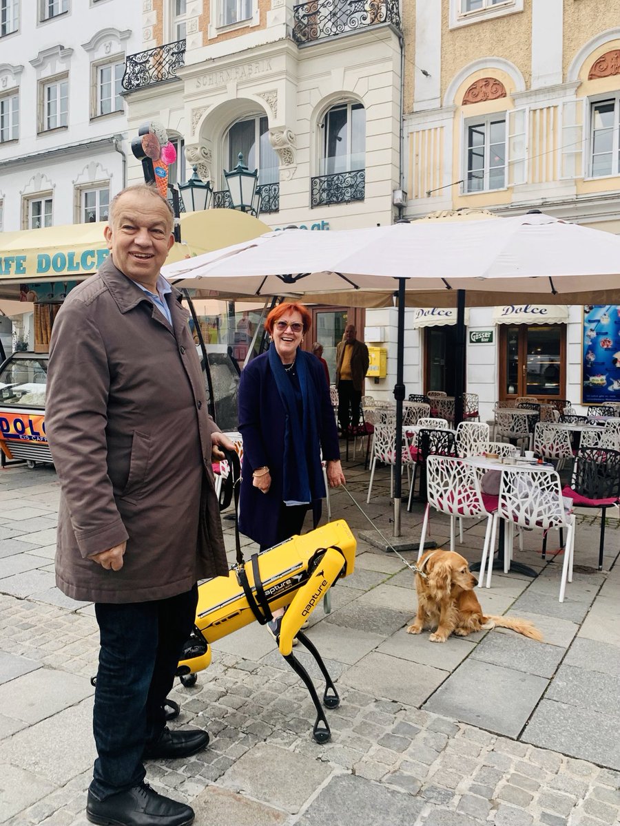 martinamara's tweet photo. Interspezies-Beschnüffelung am Linzer Hauptplatz, wenn JKU-Rektor Meinhard Lukas mit Roboterhund #Spot spazieren geht. Next stop: Ars Electronica Center. 

⁦@jkulinz⁩ ⁦@RobopsychLinz⁩ ⁦@StadtLinz⁩ ⁦@ArsElectronica⁩ https://t.co/gJmBH6SHuN