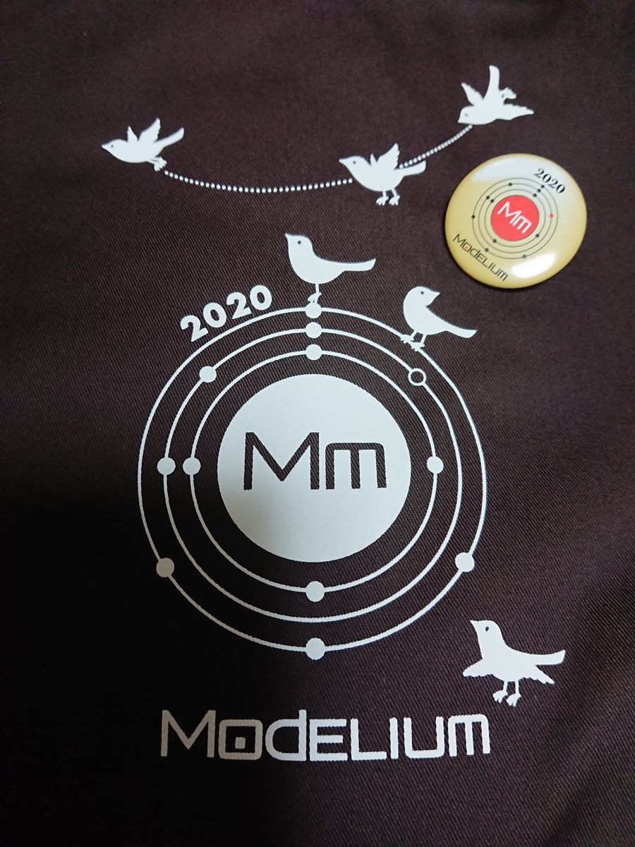 yossa_plamodel's tweet photo. 心待ちにしてた #モデリウム さんの
#オリジナルエプロン2020 が届いた。
これで金ヤスリが詰まってもシャシャっとできる。
おまけ?の缶バッジもありがとう。
#ModELIUm https://t.co/JTqAmTIiVK