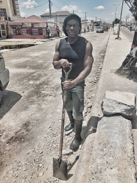 AbimTheBaller's tweet image. I just found pictures of him.
Apparently he’s an Olympian.
He goes by the name IronBar Bassey.
& represented Nigeria in Weightlifting in 1984.