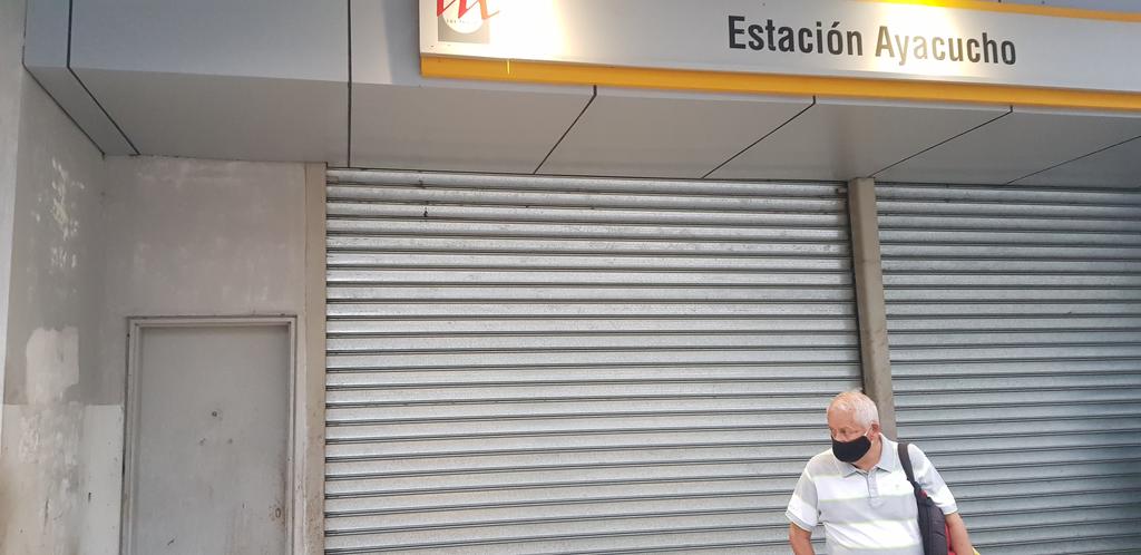 bombola04's tweet photo. @caracas_metro @metrolosteques #denuncia #cumplanconelhorario #decidia #apatia persiste el desorden en el horario de apertura de la estacion AYACUCHO en linea 5 Los Teques-Adjuntas #gobernaciondelosteques https://t.co/WFwCrcozIq