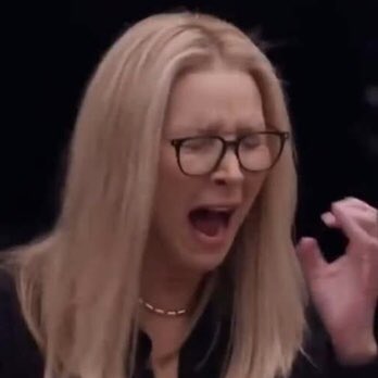 peetasliv's tweet photo. lisa was born to play phoebe 
#FriendsReunion https://t.co/bVoBWKdkk1