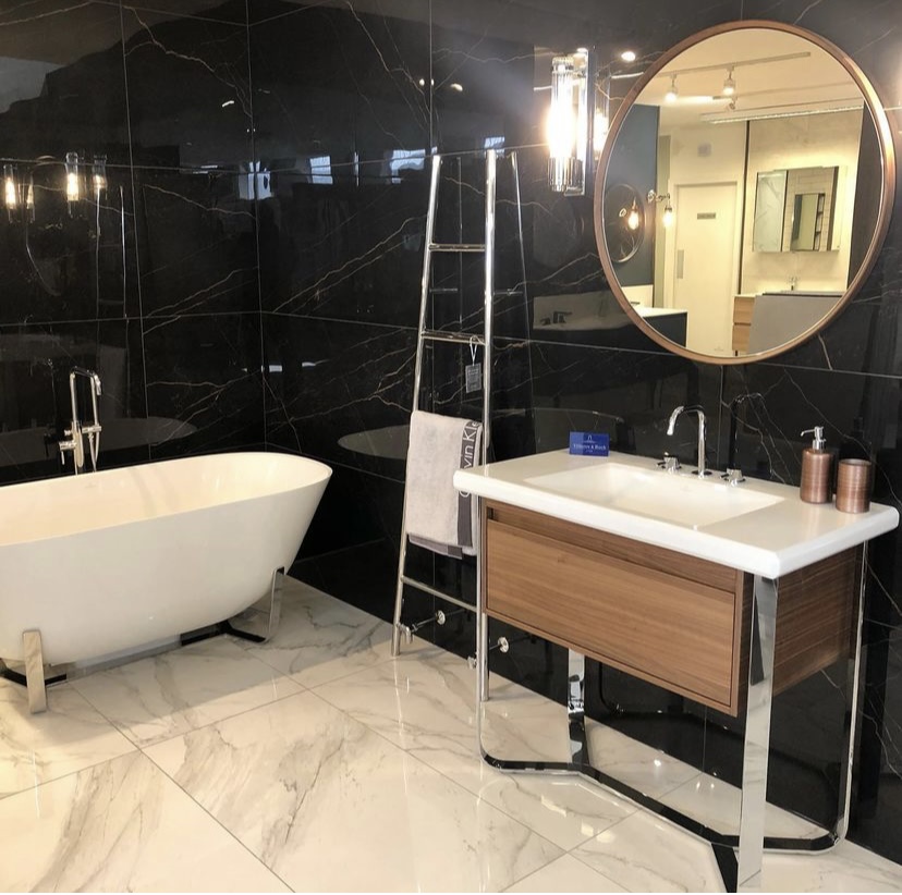 Origins_Living's tweet photo. ON REFLECTION | A mirror is more than just a place to check your look, it’s a piece of art as displayed by @CTB_Studio
#brassdecor #brassdesign #brassdetails #bathroomdesign #bathroomdecorideas https://t.co/7eOP4ONuno
