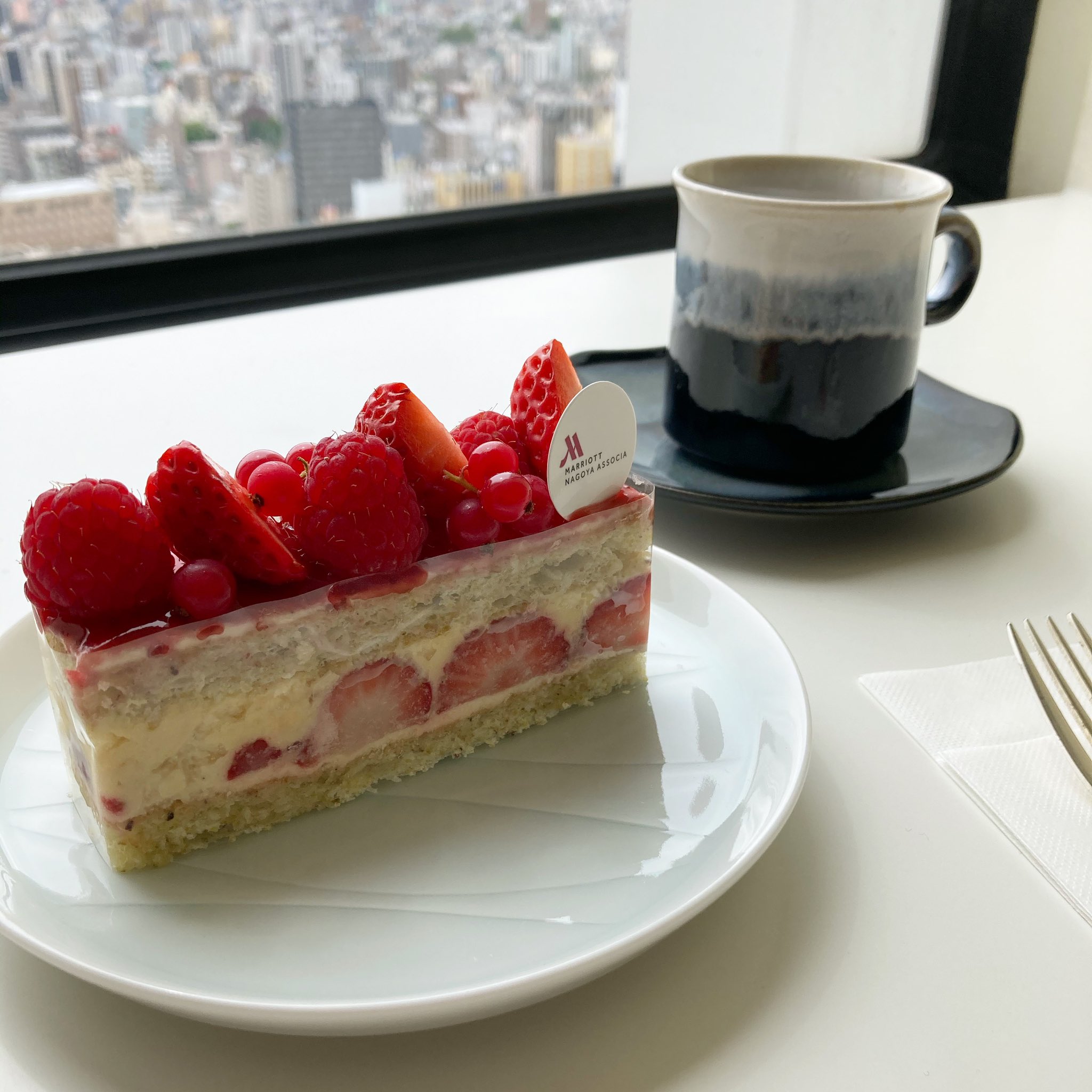 Tarutahiroshi 瀬戸焼 古田信隆オリジナルケーキ 出店作家の瀬戸焼でご提供する名古屋マリオットアソシアホテル製菓料理長 古田信隆のイベントオリジナルケーキ Fraisier A La Noix De Coco フレジエ ア ラ ノワ ド ココ ココナッツ風味のフレジェ