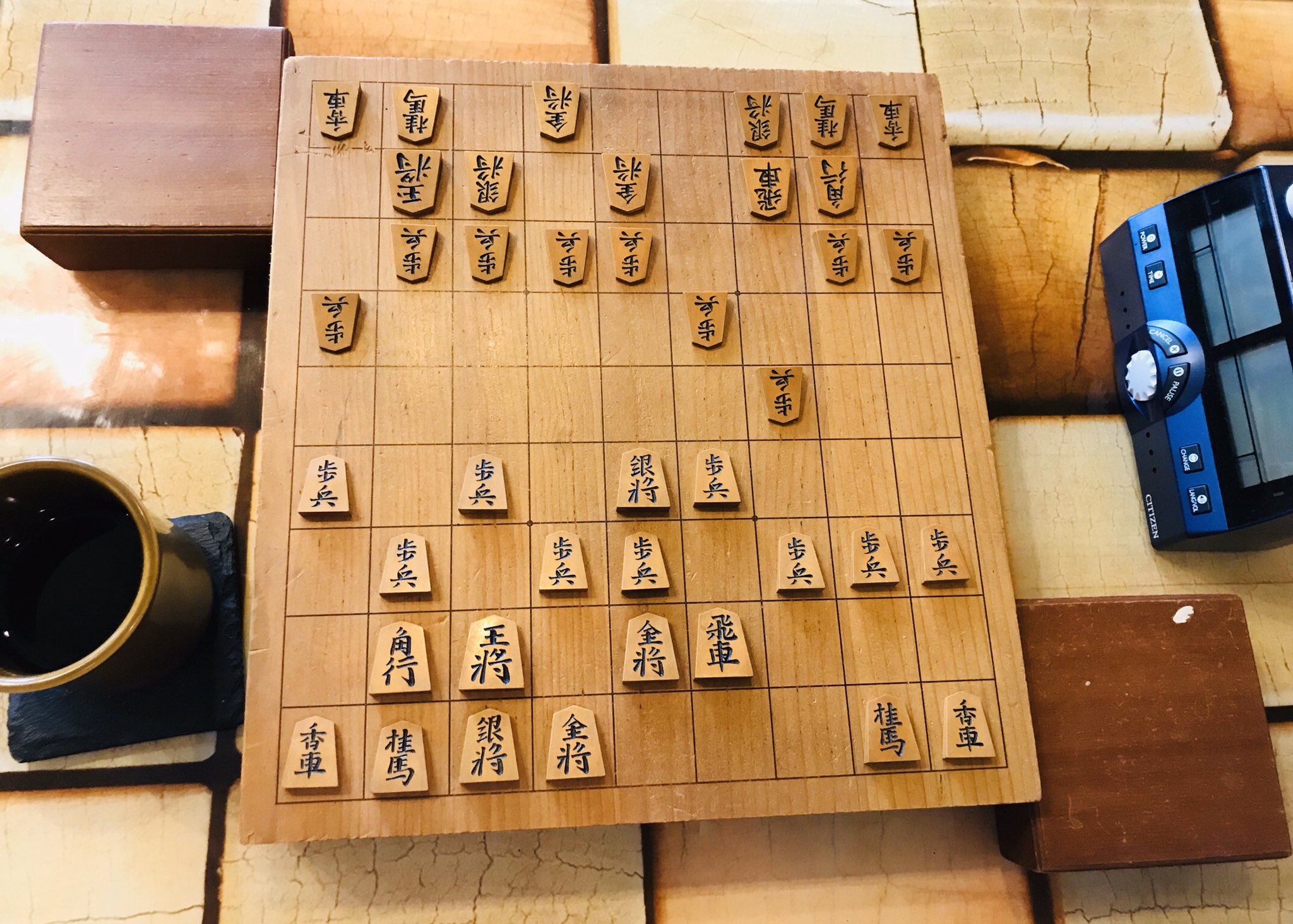 ぷろk ハルピチ将棋喫茶 と金珈琲okinawa 初段を目指すうえで 居飛車党にとって 三間飛車 ゴギゲン中飛車 は 苦手意識が強いですよね笑 4五歩 開戦をハルピチさん 将棋ウォーズ3級 とレッスン中 僕は右四間 船囲いを多用します 端玉
