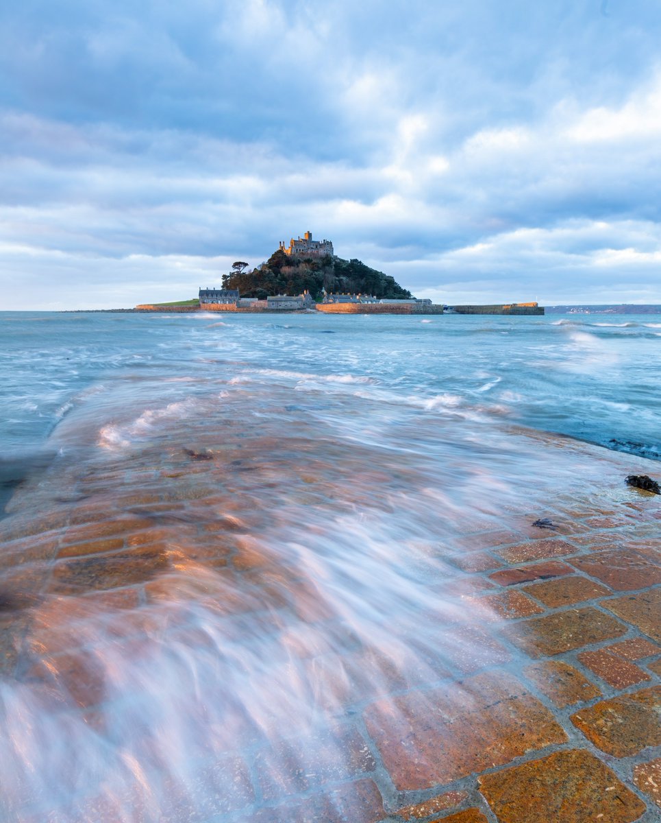 nationaltrust's tweet photo. Time and tide wait for no man. Crossing the causeway to St Michael's Mount is a right of passage if you get the timing right. #EveryoneNeedsNature 

Photo: Max Thompson https://t.co/MBlxVBU1wi