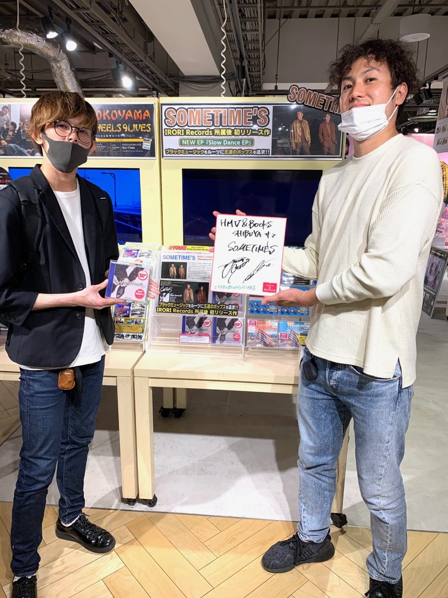 HmvBooksShibuya's tweet photo. 【SOMETIME'S】「Slow Dance EP」が好評発売中のSOMETIME'Sの皆さんが来店してくれました！色紙にサイン頂いてます！特典はLIVEのDVDと豪華ですよ✨💿試聴もできますので是非（試聴したら買いたくなるので注意?😉）
#SOMETIMES　#SlowDanceEP https://t.co/iBY2wJ6RLI