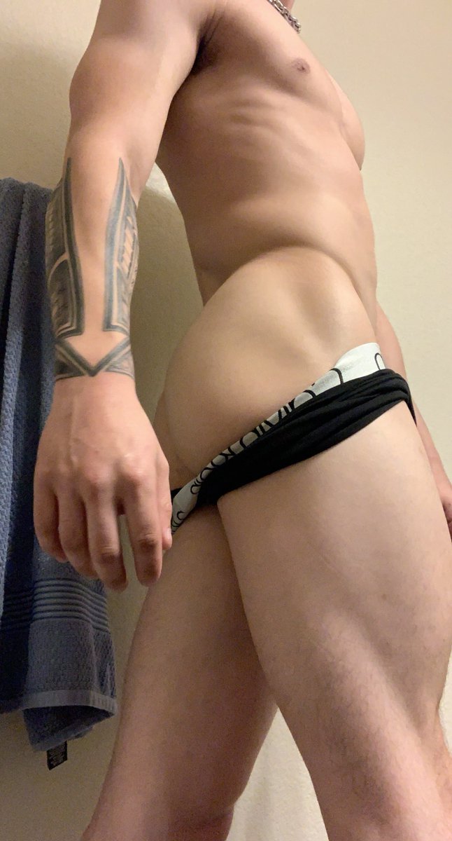 AndreHall's tweet photo. I’m in the mood for someone to play with my ass rn https://t.co/9HAcS4AMYk