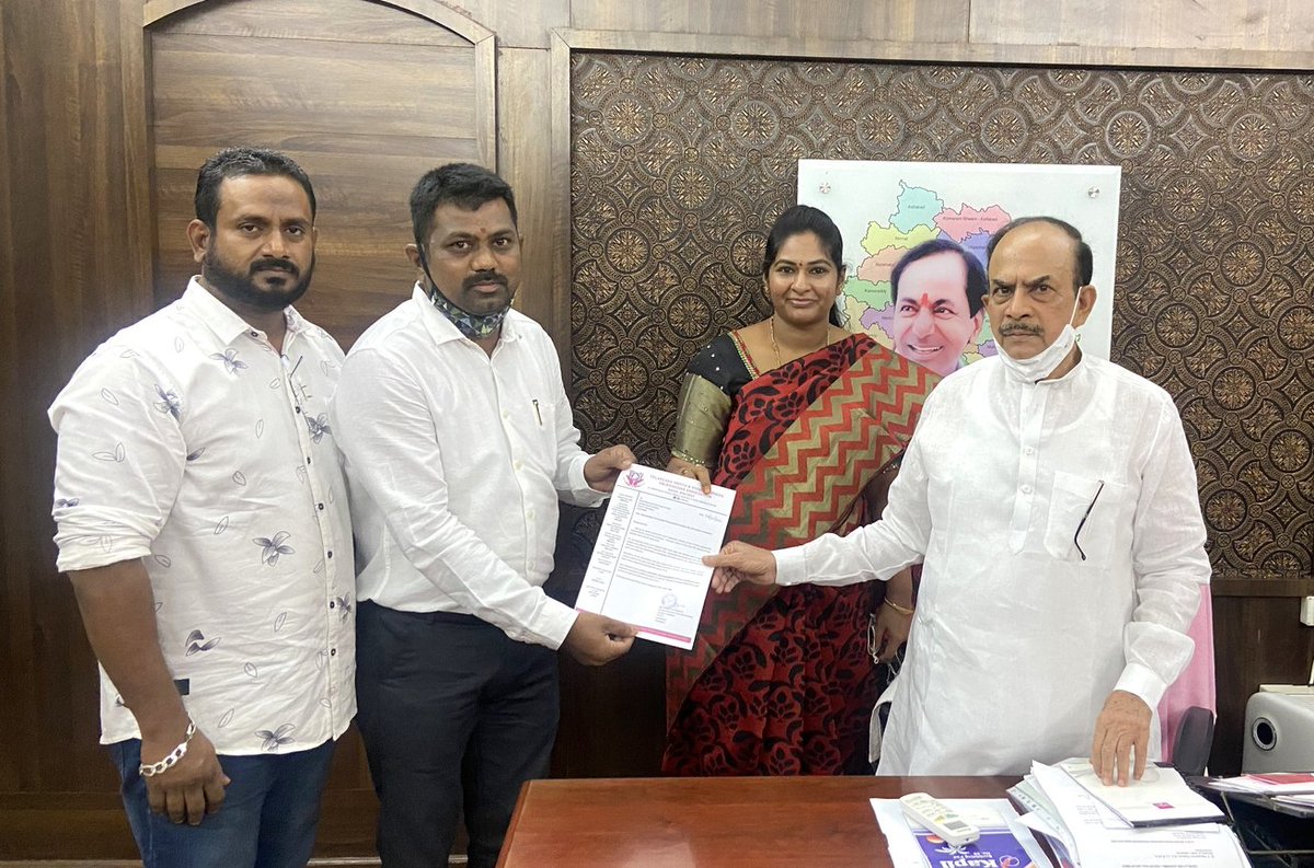 TPVPA1's tweet photo. @KTRTRS @TelanganaCMO @TelanganaDGP @mahmoodalitrs ప్రస్తుతం లాక్డౌన్ వల్ల ఫోటోగ్రాఫర్లు చాలా ఇబ్బందులు పడుతున్నారని ఈ రోజు హోమ్ మంత్రి శ్రీ మహమూద్ అలీ గారికి వినతిపత్రం ఇవ్వడం జరిగింది. సానుకూలంగా స్పందించిన హోమ్ మంత్రి. https://t.co/91e0f8ADeT