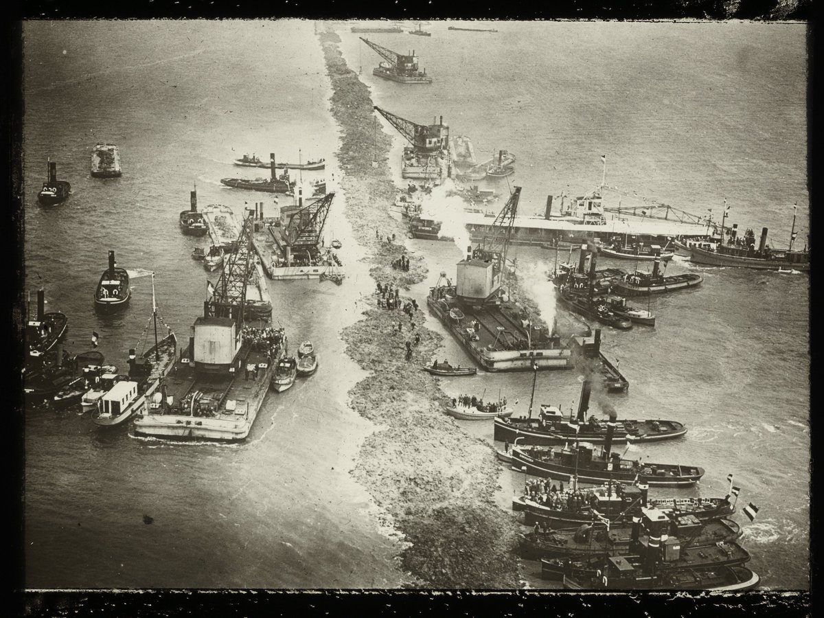 MartjanKuit's tweet photo. Vandaag in 1932 wordt om twee minuten over één ‘s middags het laatste gat in de Afsluitdijk gedicht. 

De Zuiderzee bestaat vanaf dat moment niet meer. #OnThisDay https://t.co/E2GjNknm6Y