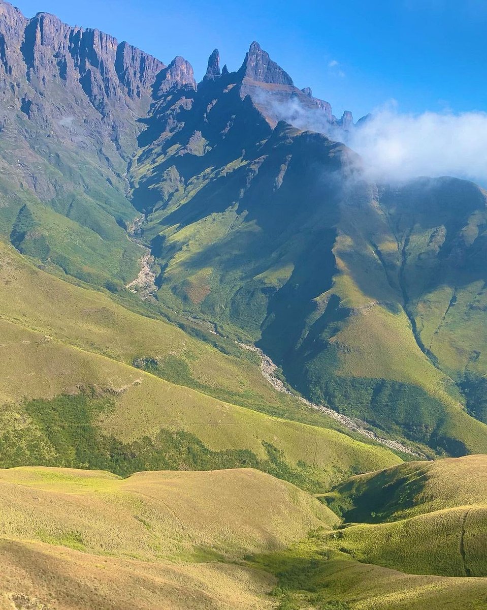 BergHikes's tweet photo. Live a life worth living.
None of that getting by nonsense.
Get out and experience something new.
Who knows, the outdoors could be your thing too.
📷 Ndamu Gumani @hi_king_mule

#Drakensberg #SouthAfrica https://t.co/i19NOTRq8e