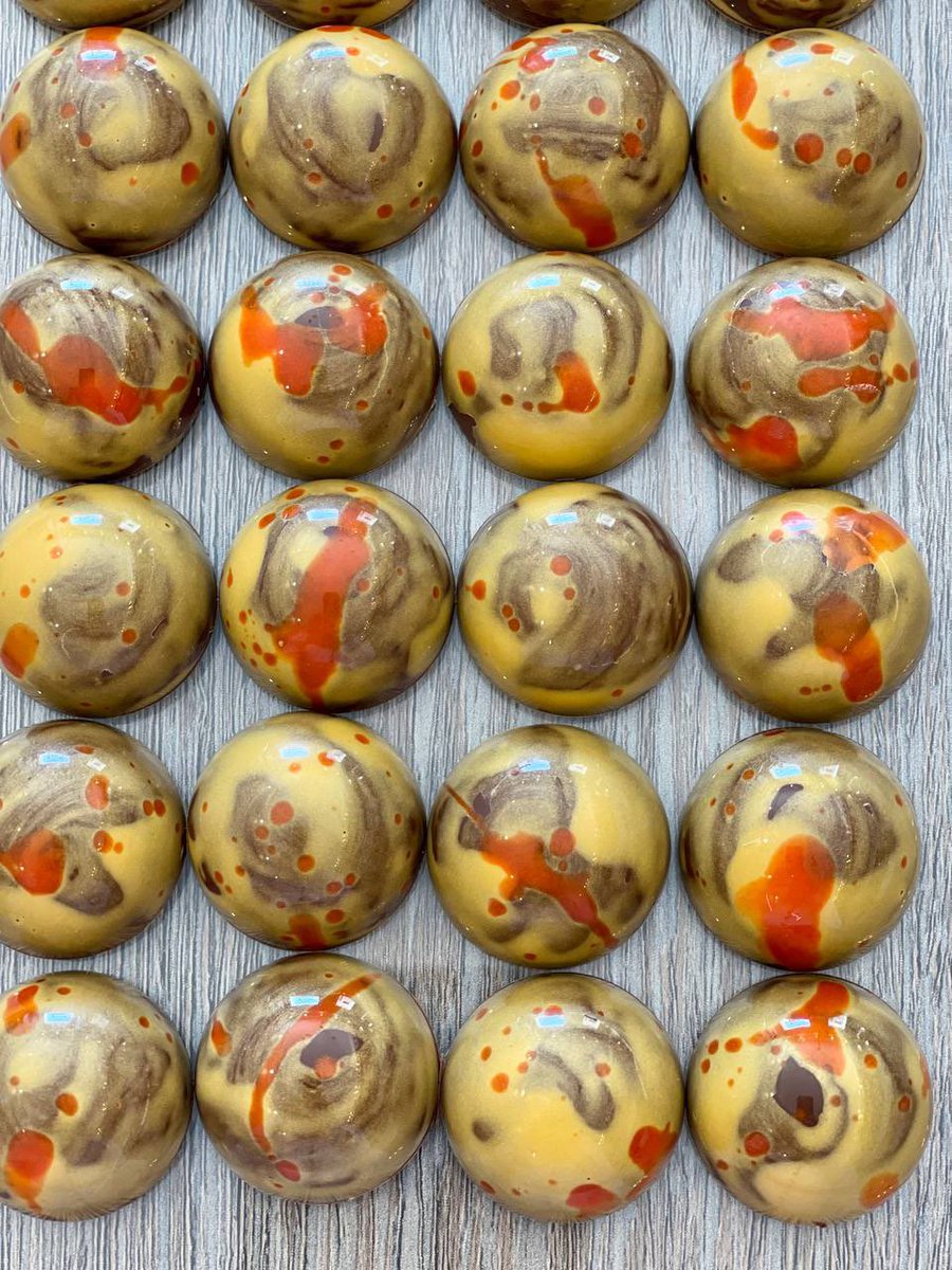 -
Bonbons Mood 😍😍

Coffee Ganache Bonbon, Blueberry Bonbon &amp; Sesame Praline

#Dopamine #LoveDopamine #belgiumchocolate #Chocolate #milkchocolate #darkchocolate #whitechocolate #rubychocolate #chocolovers #chocolove #cacao #cacaobeans #delicious  #foodstagram #instafoodie