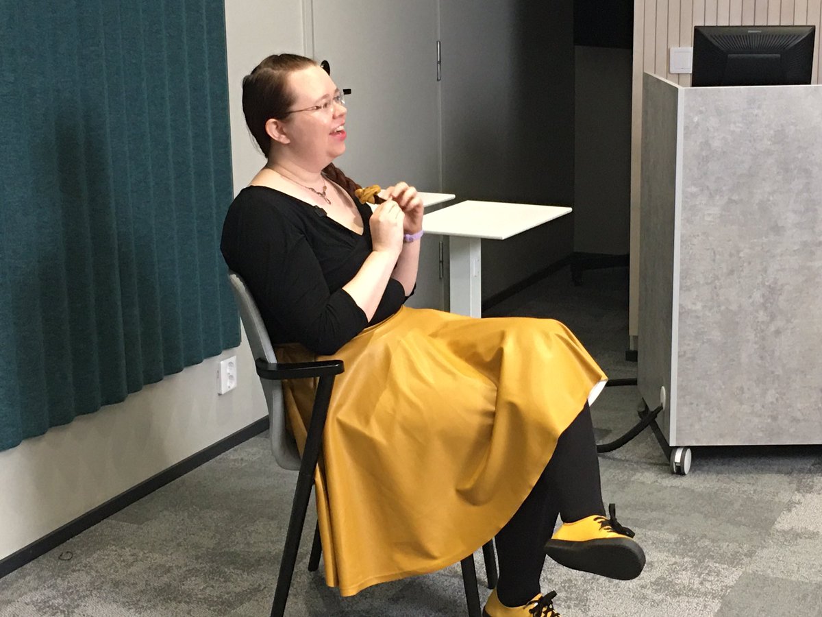 Sadanpaamies_I's tweet photo. Tänään kuvataan @AkavaRy &amp; @AKYrittajat yrittäjätarinoita. Studio @TEK_akateemiset neukkari iloisessa Itä-Pasilassa. Ilmakehätieteilijä, Tutkijayrittäjä @MerliJuustila aloittaa sarjan. Ilmestyy asap nettisivuillamme. #yrittäjyys #koulutus #osaaminen https://t.co/SEe6VFXHIj