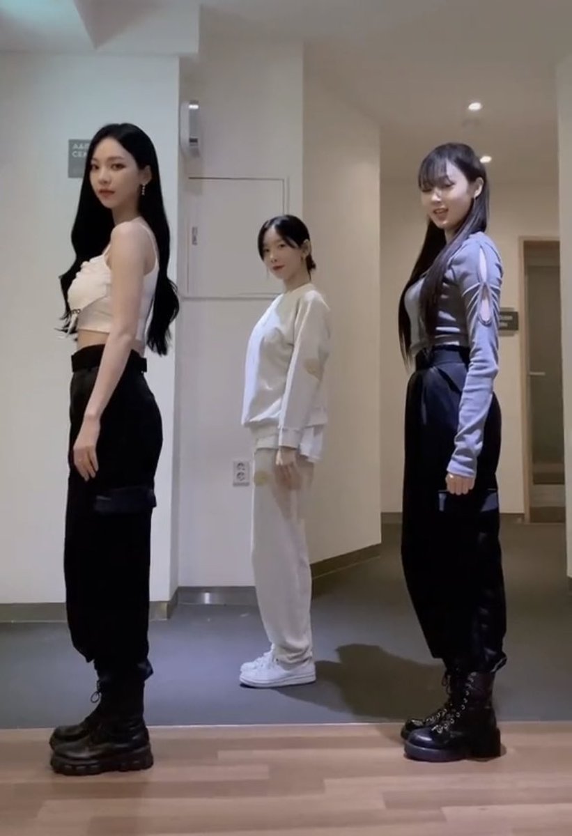 littletaeng_ss's tweet photo. 2000                   ₁ ₉ ₈ ₉               2000 https://t.co/UH60TCHkrY