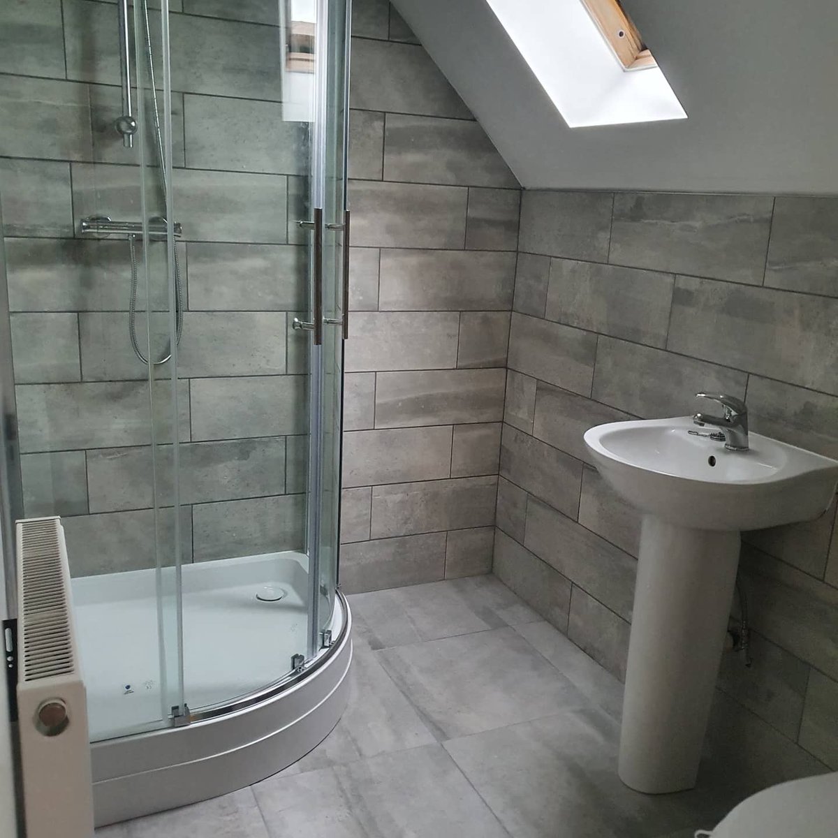New quadrant shower screen fitted, a leak free modern ensuite, happy customers! 😊