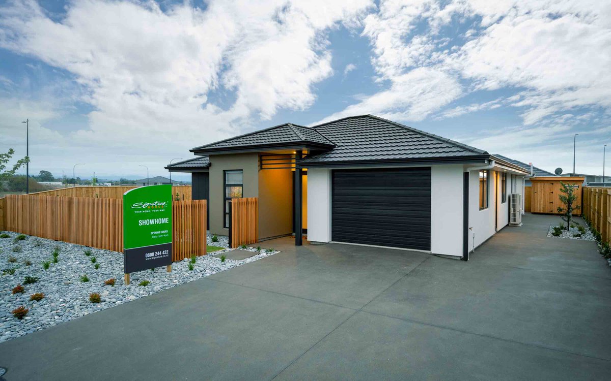 GeeNewSunlight's tweet photo. Classic Roof Tiles installed in Classic Showhome, Tasman, New Zealand in a stunning Flaxed Charcoal Black color! 💯

Want to know more about New Sunlight's Classic Roof Tiles? 🧐💭

Contact us to get a quotation:
📧 foshannewsunlight@gmail.com
#steelroofs #building #rooftiles https://t.co/0RjELwe3pO