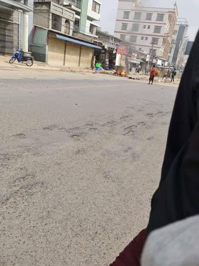 Tw // death
In Shan State,a civilian was killed and another was seriously injured in a bomb blast in Muse near No (1) high school at 8.15 am. Reportedly, the victim was a municipal employee.
#WhatsHappeningInMyanmar 
#May28Coup