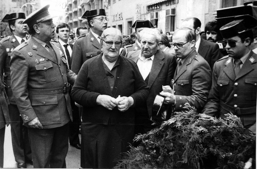 ConsuorF's tweet photo. #TalDiaComoHoy 1983 en la sede de Correos de #Pamplona #ETACCAA acribillaron a los @guardiacivil Antonio Conejo y Fidel Lázaro rematándolos en el suelo ante numerosos testigos. Pero nunca se detuvo a nadie.

¿Me puedes ayudar a recordarles?

#Impunes

Hilo⤵️ https://t.co/LGAK6Z6s0f