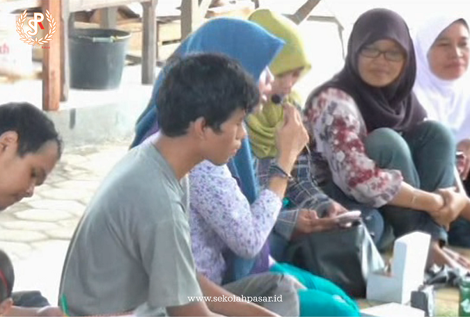 Kelas Pasar 2 Sekolah Pasar Potorono

Materi Sejarah Pasar dilakukan untuk mengetahui perubahan yg terjadi di Pasar Potorono yg diharapkan dapat merawat pengetahuan tentang perubahan &amp; respon thd perubahan tersebut.

sekolahpasar.id/kelas-pasar-2-…

#PasarRakyat #PasarDesa #SekolahPasar